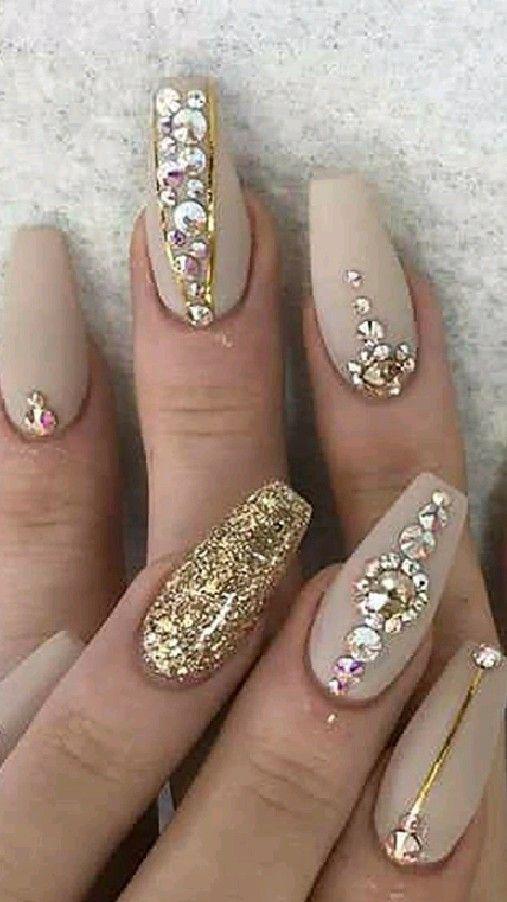 длинные ногти со стразами