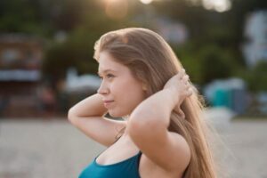 Выпадение волос летом? Попробуйте эти советы по уходу за волосами летом, чтобы они дольше оставались сильными и блестящими