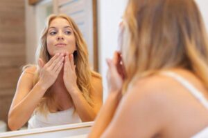 Уход за жирной кожей летом: 7 советов по уходу за жирной кожей летом